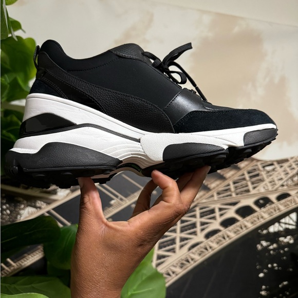 Black & white Micheal kors sneakers. Only were once, in brand new like condition - Picture 6 of 6